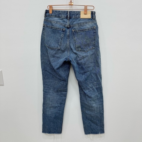 EVERLANE The Curvy ’90s Cheeky® Straight Jean in Medium Blue Wash - Picture 7 of 8